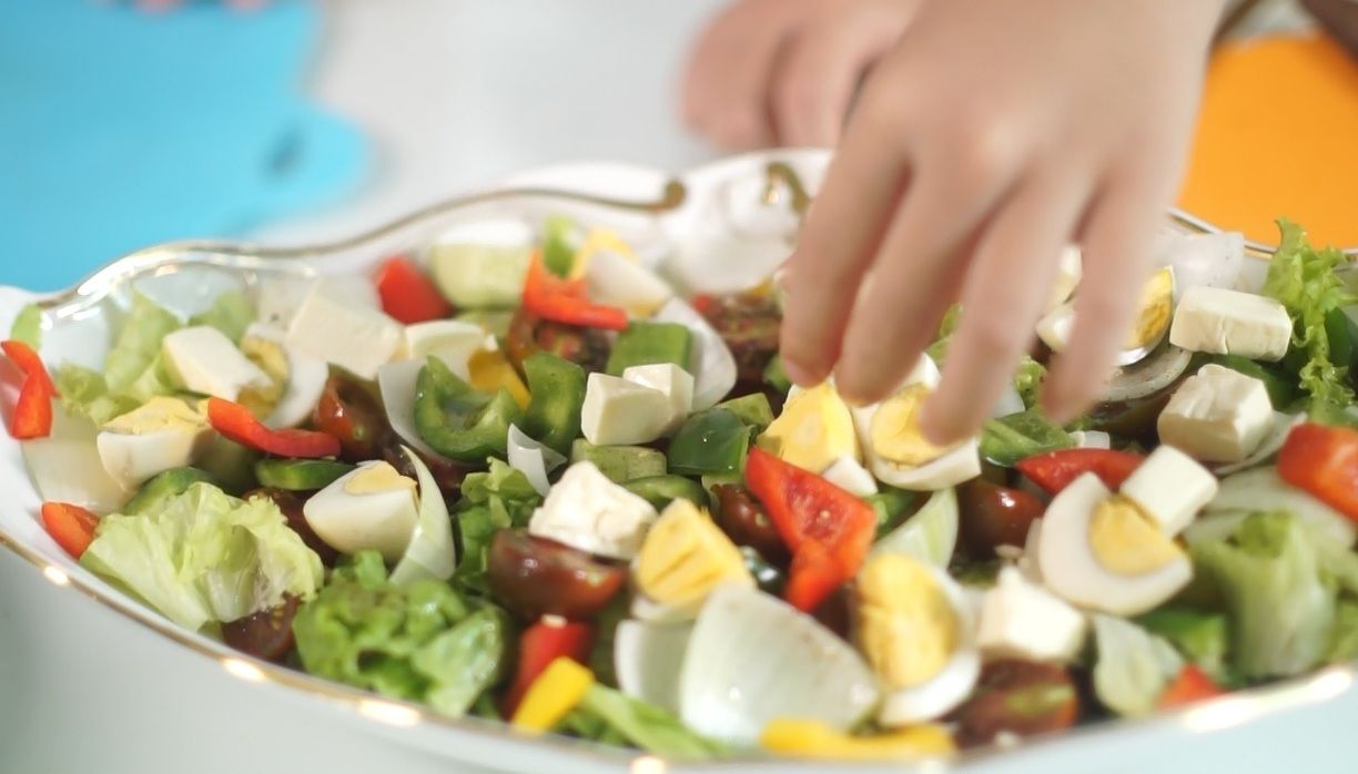 Cùng con vào bếp (Số 14): Salad phô mai
