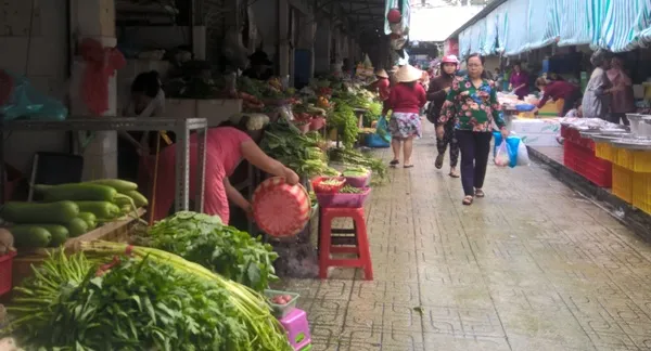 Giá cả thị trường hôm nay 26/11/2018: Sau bão, giá rau xanh tăng