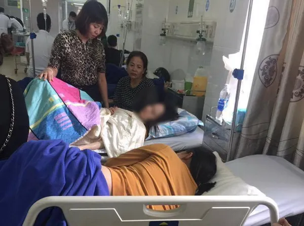 Điều tra vụ hàng trăm người nhập viện nghi ăn bánh mì vỉa hè