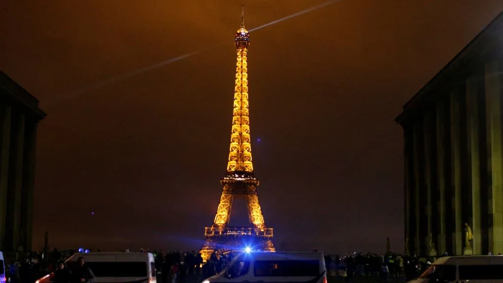 Hàng loạt địa điểm du lịch nổi tiếng Paris phải tạm đóng cửa vì lo ngại biểu tình