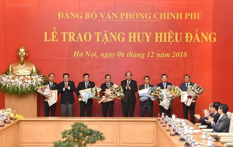 Thủ tướng trao Huy hiệu 80 năm tuổi Đảng tặng đồng chí Đồng Sỹ Nguyên