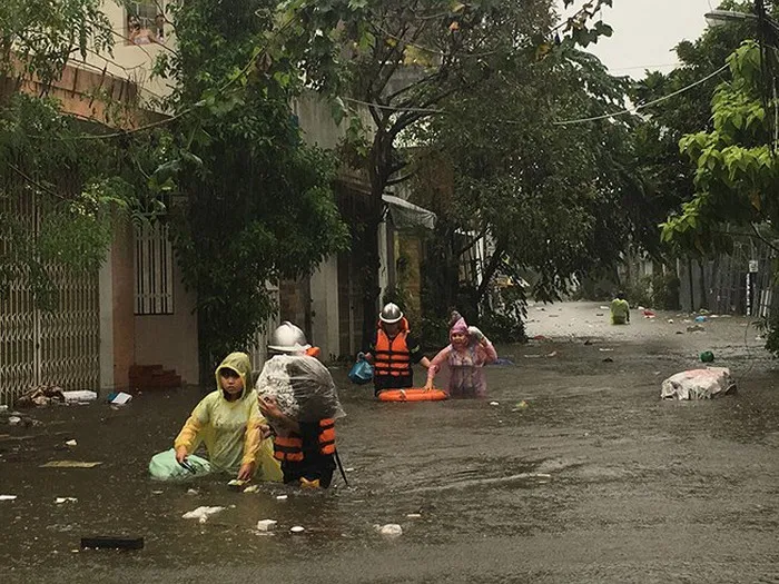 Miền Trung thiệt hại nặng do mưa lũ: 7 người chết, 2 người mất tích