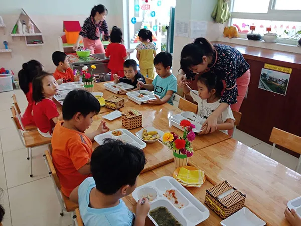 Trường mầm non ở quận 7 thí điểm giữ trẻ ngoài giờ