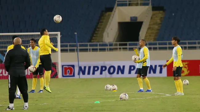 ĐT Malaysia luyện bóng bổng cho trận chung kết với Việt Nam