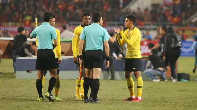 Cầu thủ Malaysia khiếu nại với trọng tài sau trận chung kết AFF Cup 2018 