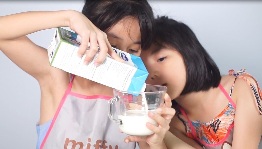 Cùng con vào bếp (Số 17): Sữa lắc kem - hạnh nhân