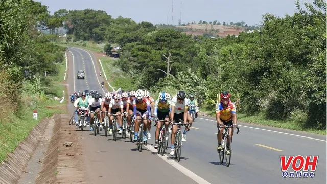 Áo vàng tiếp tục hoán đổi sau chặng 8