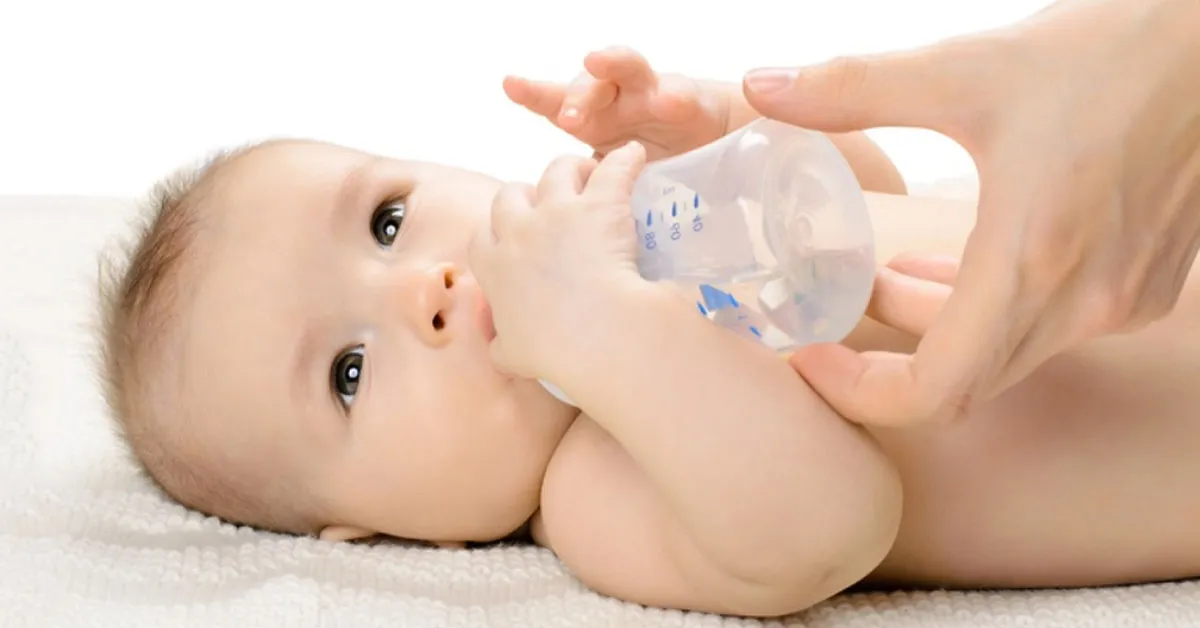 Có nên cho trẻ sơ sinh uống nước và ngộ độc nước uống ở trẻ?