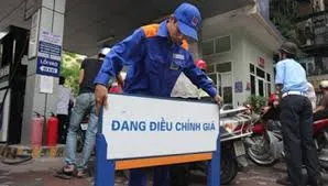 Giá xăng giảm lần thứ 5 liên tiếp, xuống còn 16.787 đồng/lít từ 15h chiều nay (21/12)