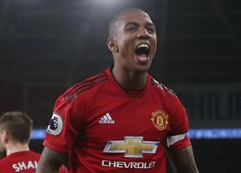 Tin bóng đá 23/12: Ashley Young muốn MU giữ đôi chân trên mặt đất