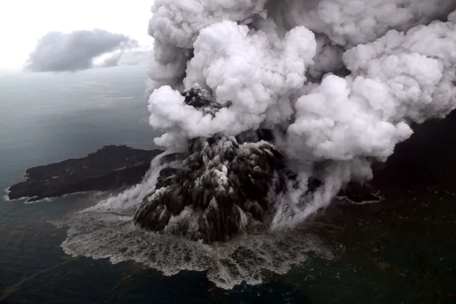 Sóng thần Indonesia: Một phần núi lửa Krakatau sụp đổ là nguyên nhân ban đầu của thảm họa
