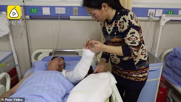 Tình thương của cha khi hiến da đầu, da tay, da chân cho con gái