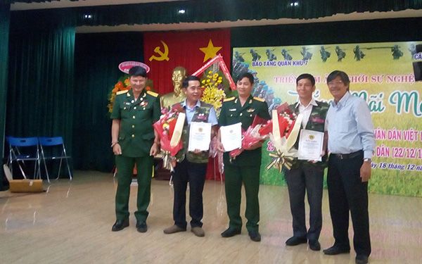 Thắm mãi màu Xanh - Tình yêu đất nước con người Việt Nam