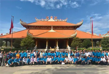 Cán bộ công đoàn TP dâng hương tại đền tưởng niệm liệt sĩ Bến Dược Củ Chi