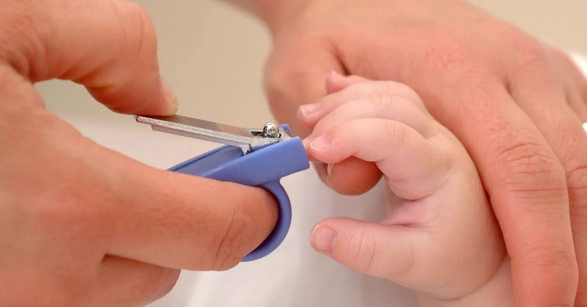 Có nên cắt móng tay cho trẻ sơ sinh hay không?