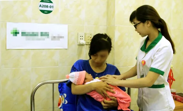 Cấp cứu đỡ sinh kịp thời thai nhi ngôi ngược lọt nửa người ra ngoài