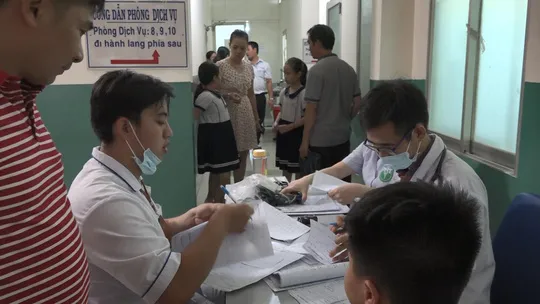 Chưa xác định được nguyên nhân 15 học sinh tiểu học phải nhập viện sau khi uống trà sữa