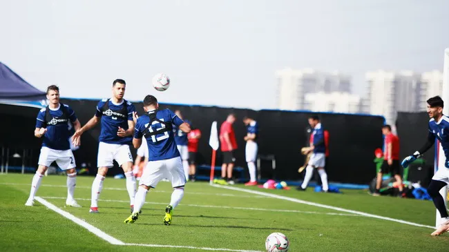 Chuẩn bị đấu ĐT Việt Nam, cầu thủ  Iran luyện ghi bàn bằng đầu 