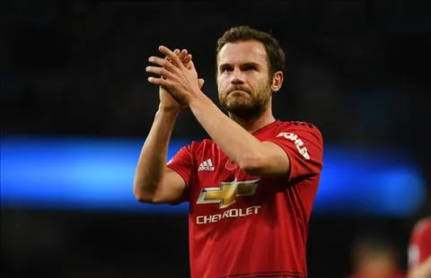 Chuyển nhượng 11/01: Juan Mata khiến NHM MU lo lắng