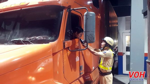 TPHCM: CSGT ra quân cao điểm Tết xử lý tài xế vi phạm nồng độ cồn và chất kích thích