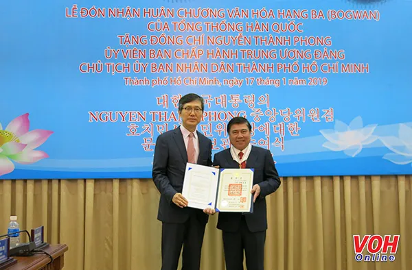 Chủ tịch UBND TPHCM nhận Huân chương văn hoá hạng ba do Tổng thống Hàn Quốc trao tặng