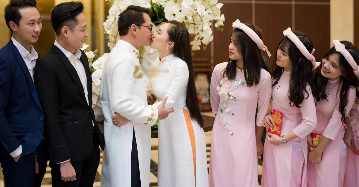 NSND Trung Hiếu và vợ kém 19 tuổi hôn nhau thắm thiết trong ngày cưới