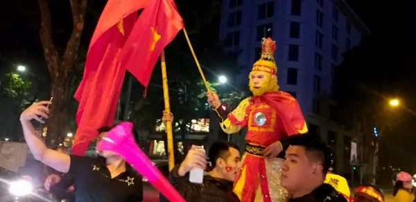 Người dân khắp nơi xuống đường mừng chiến thắng của ĐT Việt Nam