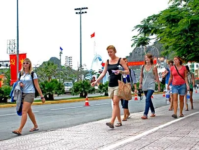 Kiểm soát chất lượng dịch vụ vận tải và bảo đảm ATGT cho khách du lịch