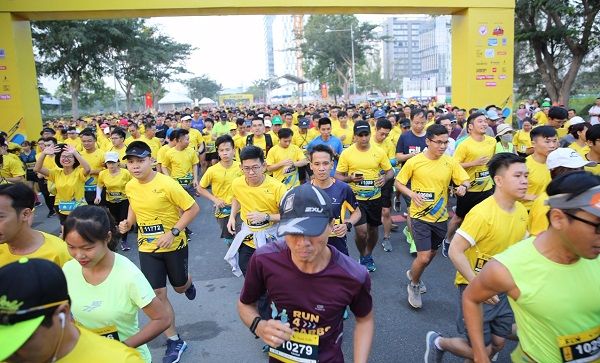 3.000 người tham gia đường chạy khởi đầu năm mới tỏa sáng