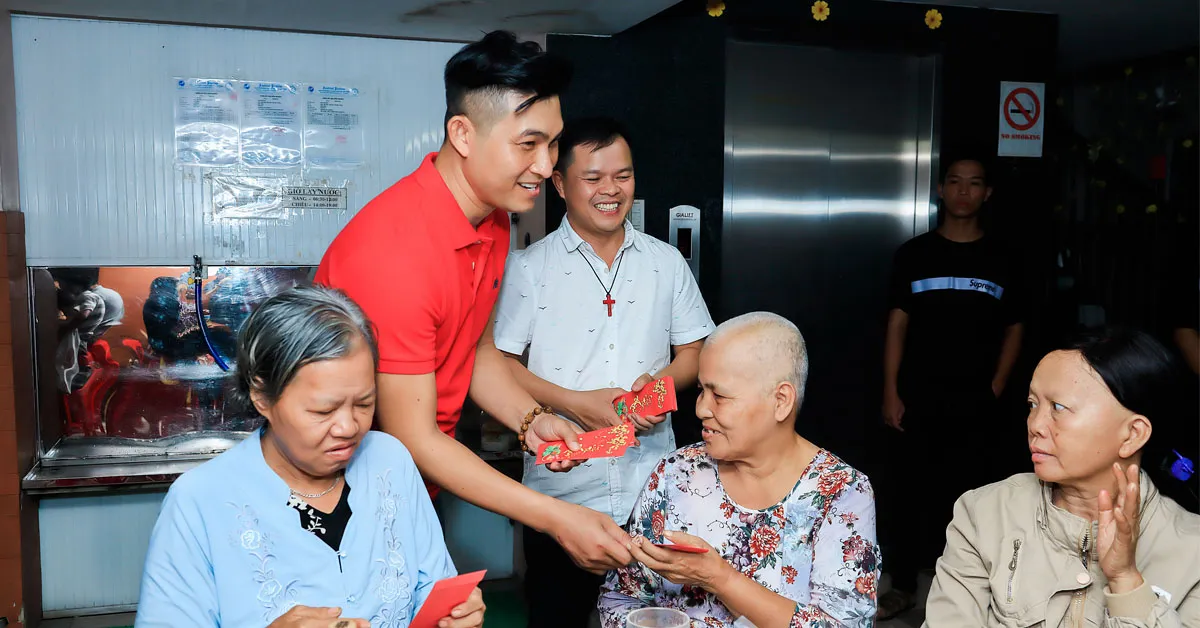 Nguyễn Hồng Ân phát lì xì cho người mắc bệnh hiểm nghèo, chia sẻ Ánh sáng từ tâm ngày giáp Tết