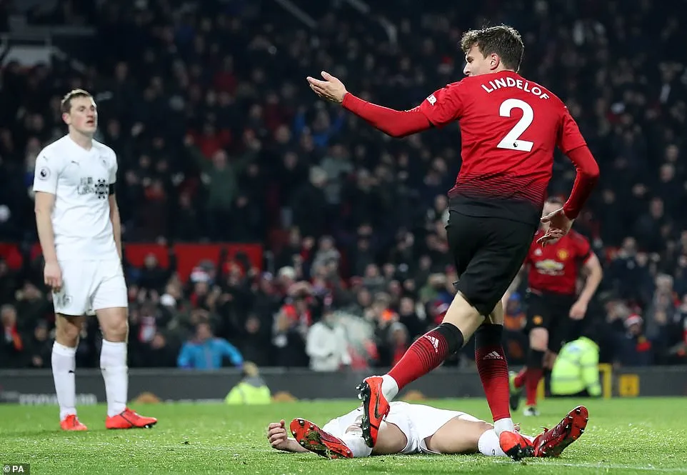 Chấm điểm M.U 2-2 Burnley: Vinh danh trái tim hàng thủ