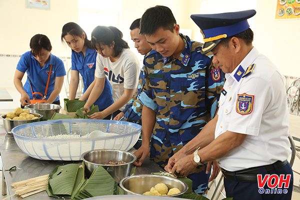 Rộn ràng Ngày hội bánh chưng xanh “Tết cho ngư dân nghèo”