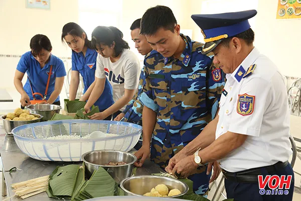 Rộn ràng Ngày hội bánh chưng xanh “Tết cho ngư dân nghèo”