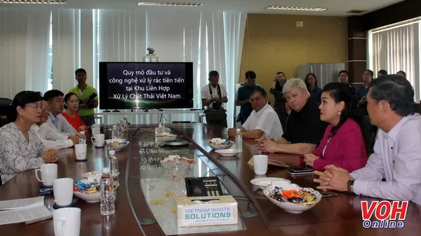 Lãnh đạo sở ngành chúc tết và lì xì công nhân bãi rác Đa Phước