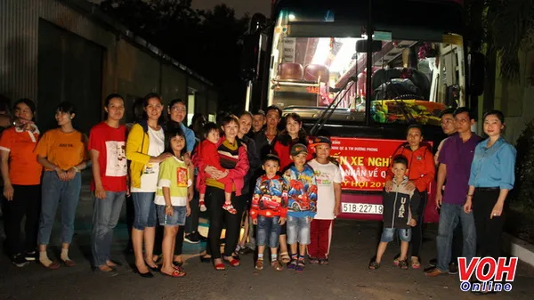 Tiễn gần 200 công nhân làm việc tại quận Tân Bình về quê đón Tết