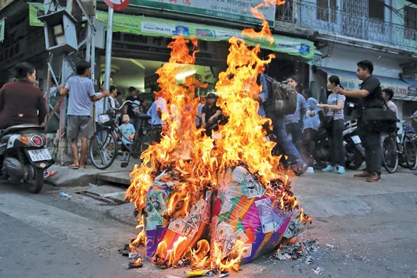 Những hệ lụy từ việc đốt nhang, vàng mã dịp Tết