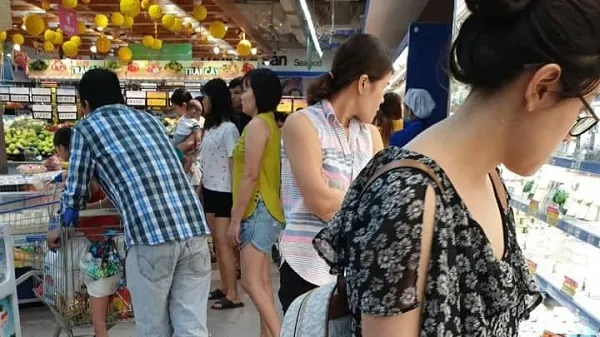 Siêu thị đông khách, hết hàng trước giờ đóng cửa nghỉ tết