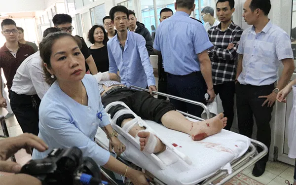 Bệnh viện Việt Đức chật cứng bệnh nhân pháo nổ và tai nạn giao thông 
