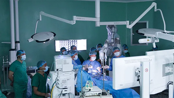 Bệnh viện đầu tiên dùng robot phẫu thuật não