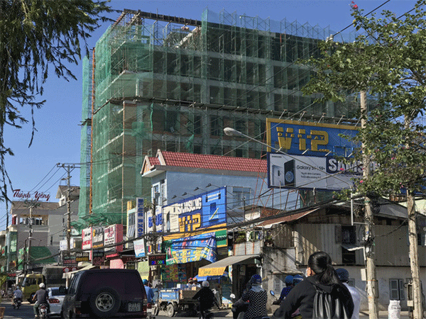 Đứt cáp thang công trình, 4 nữ và 5 nam công nhân rơi xuống đất