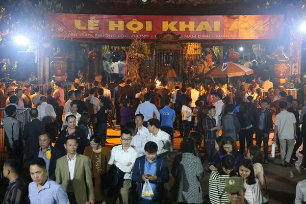 Vạn người chen chân trong lễ khai ấn đền Trần 2019