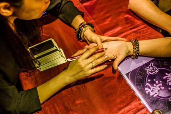 Đầu năm cẩn thận chiêu trò Bói ra ma, quét nhà ra rác