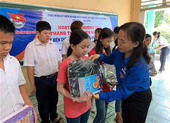 Đoàn viên thanh niên sửa chữa hệ thống điện miễn phí cho người dân