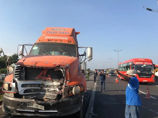 3 xe container đụng nhau trên cao tốc, một người chết