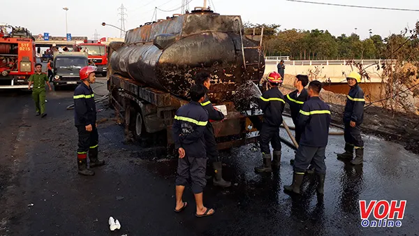 TPHCM: Cháy xe bồn gần Suối Tiên