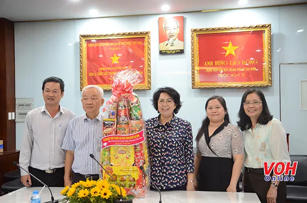 Lãnh đạo TPHCM thăm và chúc mừng cán bộ, đơn vị ngành y tế