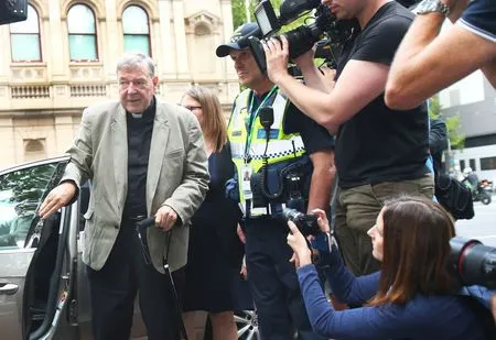Cáo buộc lạm dụng tình dục: Hồng y George Pell bước vào phiên điều trần