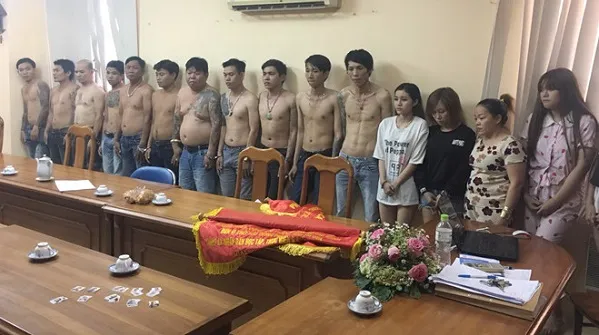 Dùng vợ, bồ giả gái bán dâm trộm hơn 1000 điện thoại