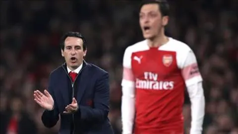 Tin tức Arsenal 28/02: HLV Emery bất ngờ khen ngợi Ozil