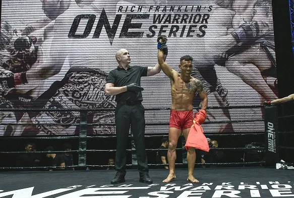 Võ sĩ Trần Quang Lộc giành chiến thắng đầu tiên tại One Warrior Series